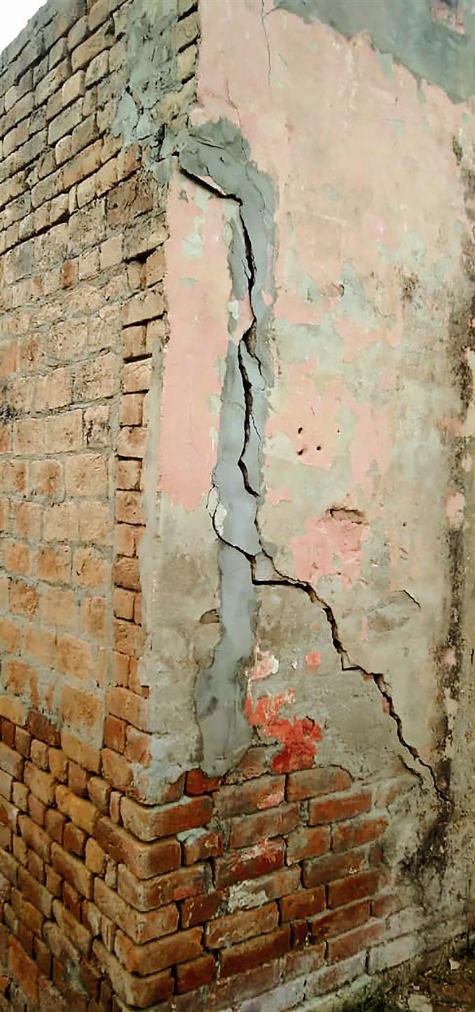 घर ढहने और बाढ़ की मार से ग्रामीण खुले में सोने को मजबूर