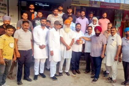 मेरी मिट्टी मेरा देश अभियान के तहत राजेश बाघा व अन्य भाजपा नेताओं ने काठगढ़ स्थित डेरा बाबा सरवन दास बोह्ड़ी साहिब में नतमस्तक हो मिट्टी एकत्र की
