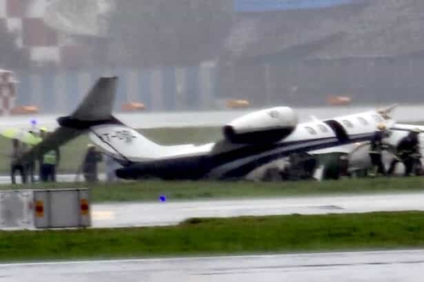 मुंबई एयरपोर्ट पर चार्टर्ड प्लेन क्रैश: विमान के हुए दो टुकड़े, 6 यात्री और दो क्रू मेंबर थे सवार