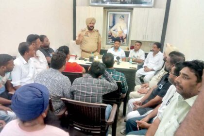 पुलिस कमिश्नर जालंधर के दिशा निर्देशानुसार नशे के खिलाफ जालंधर के गुरु नानक नगर मे थाना विजय नंबर 2 के एसएचओ गुरप्रीत सिंह की तरफ से लोगों के साथ नुक्कड़ मीटिंग की गई