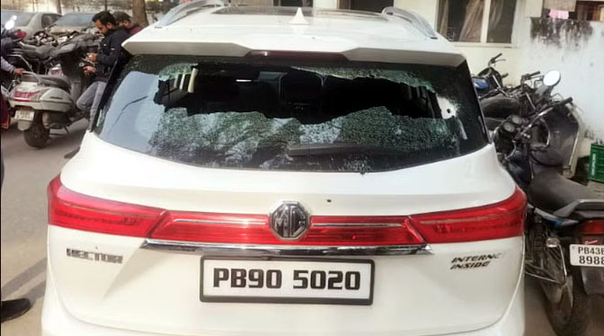 दहशत का माहौल: जालंधर बस स्टैंड के पास बाइक सवार तीन हमलावरों ने ट्रैवल एजेंट की गाड़ी पर कर दी फायरिंग