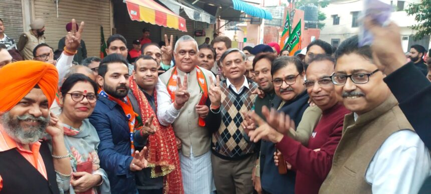 जालंधर भाजपा ने पार्टी की विधानसभा चुनावों में प्रचंड जीत पर कार्यकर्ताओं ने लड्डू बांट कर मनाया जश्न