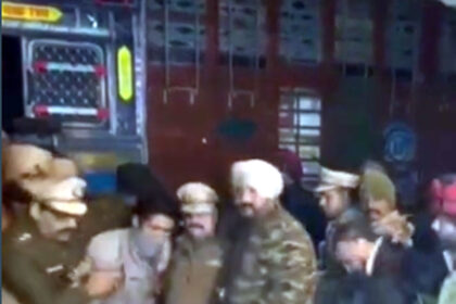 हिंदू संगठनों ने पकड़ा पशु मांस से भरा ट्रक, थाने के बाहर किया हंगामा