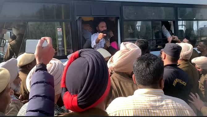 मुकेरियां के सामने धरना प्रदर्शन कर रहे किसानों को पुलिस ने जबरदस्ती उठाया