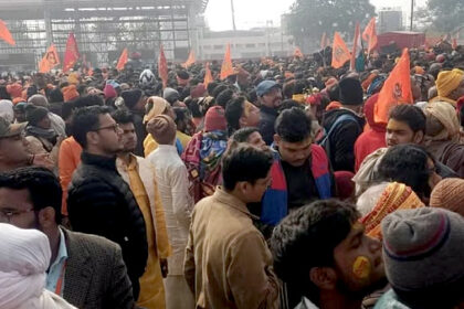 राम मंदिर के बाहर जुटी भारी भीड़ : त्रेतायुग जैसी हुई अयोध्या-मुख्य पुजारी