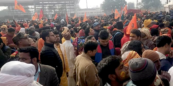 राम मंदिर के बाहर जुटी भारी भीड़ : त्रेतायुग जैसी हुई अयोध्या-मुख्य पुजारी