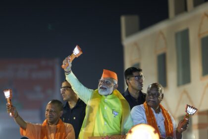 “अयोध्या में मोदी का गर्म स्वागत: भाजपा का रोड शो”