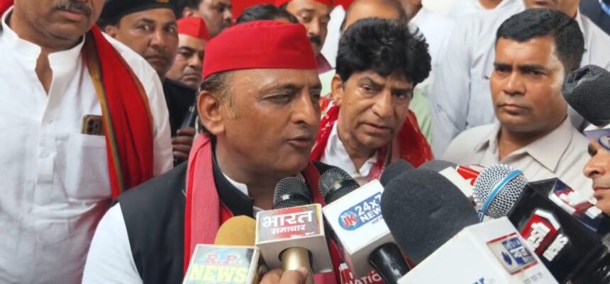 “अखिलेश यादव की चुनावी जनसभा: बीजेपी पर हमला, किसानों का कर्ज माफ करेंगे”