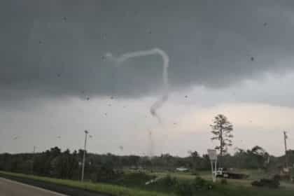 अमेरिका में बवंडर ने बरपाया कहर, देखें तबाही के वीडियो