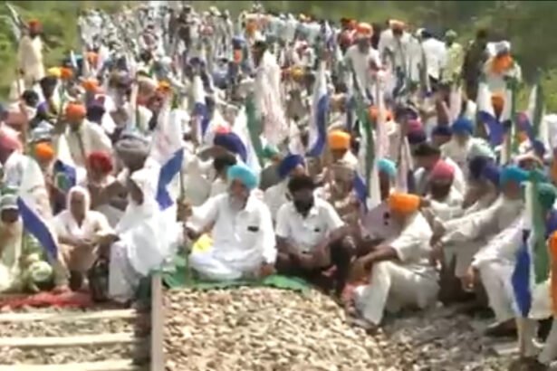 अंबाला-अमृतसर रेल ट्रैक पर शम्भू रेलवे स्टेशन पर बैठे किसान नेताओ ने धरना समाप्त किया