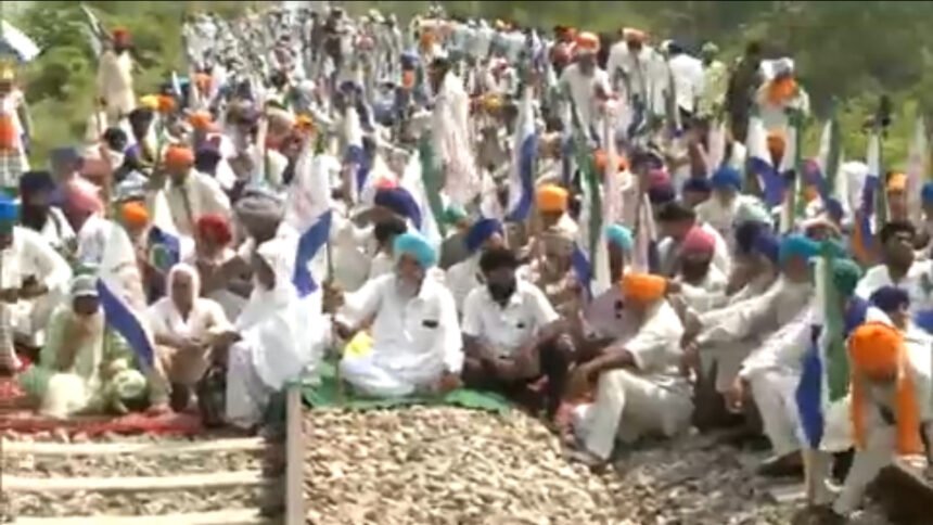 अंबाला-अमृतसर रेल ट्रैक पर शम्भू रेलवे स्टेशन पर बैठे किसान नेताओ ने धरना समाप्त किया