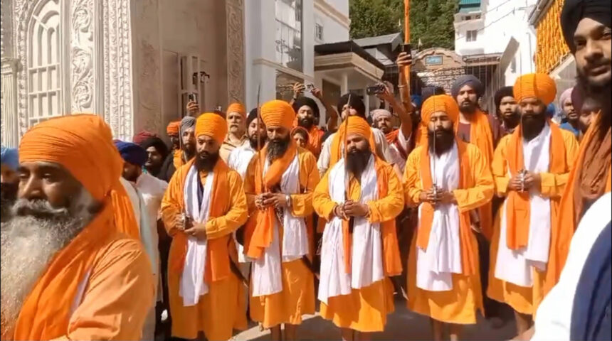 उत्तराखण्ड: गुरुद्वारा गोविन्दघाट से तीर्थयात्रियों का पहला जत्था पंचप्यारों की अगुवाई में हेमकुंड साहिब के लिए रवाना हुआ।