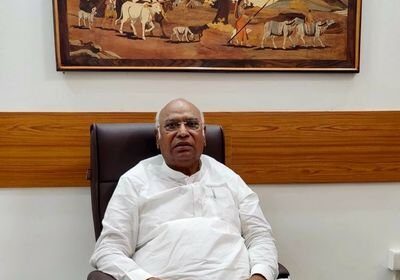 कांग्रेस अध्यक्ष मल्लिकार्जुन खरगे ने संसद भवन परिसर में प्रमुख नेताओं की प्रतिमाओं के स्‍थान बदलने पर सवाल उठाए