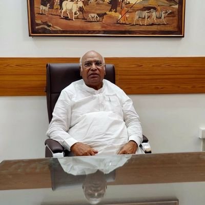 कांग्रेस अध्यक्ष मल्लिकार्जुन खरगे ने संसद भवन परिसर में प्रमुख नेताओं की प्रतिमाओं के स्‍थान बदलने पर सवाल उठाए