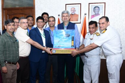 डीआरडीओ ने भारतीय नौसेना को सौंपा ‘माइक्रोवेव ऑब्स्क्यूरेंट चैफ रॉकेट’: