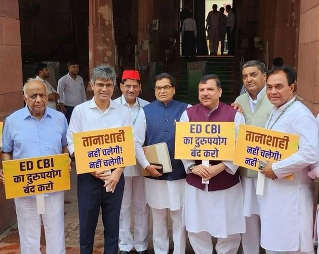 अरविंद केजरीवाल की गिरफ्तारी के खिलाफ राज्यसभा में आम आदमी पार्टी सांसदों का प्रदर्शन