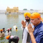 पंजाब दौरे पर मनीष सिसोदिया: बेल मिलने के बाद पहली बार अमृतसर पहुंचे, CM भगवंत मान के साथ श्री हरमंदिर साहिब में टेका मत्था**