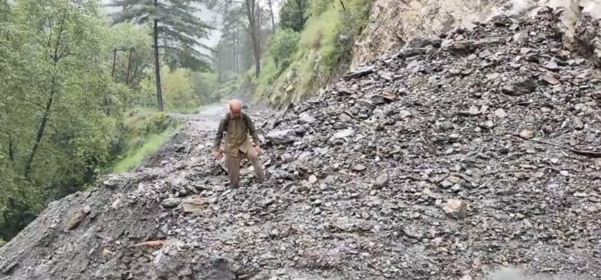 चम्बा जिले के पहाड़ी इलाकों में भारी बारिश से जनजीवन अस्त-व्यस्त, कई संपर्क मार्ग बंद