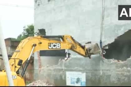 अयोध्या सामूहिक दुष्कर्म कांड: आरोपी सपा नेता की अवैध शॉपिंग कॉम्प्लेक्स पर प्रशासन की बड़ी कार्रवाई, ध्वस्त किया निर्माण