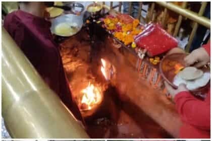 शक्तिपीठ ज्वालामुखी में श्रावण अष्टमी पर उमड़ा भक्तों का सैलाब, 13 लाख रुपये का चढ़ावा अर्पित”