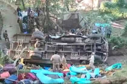 जम्मू-कश्मीर के बडगाम बड़ा हादसा; खाई में गिरी जवानों से भरी बस, चार की मौत, 31 घायल