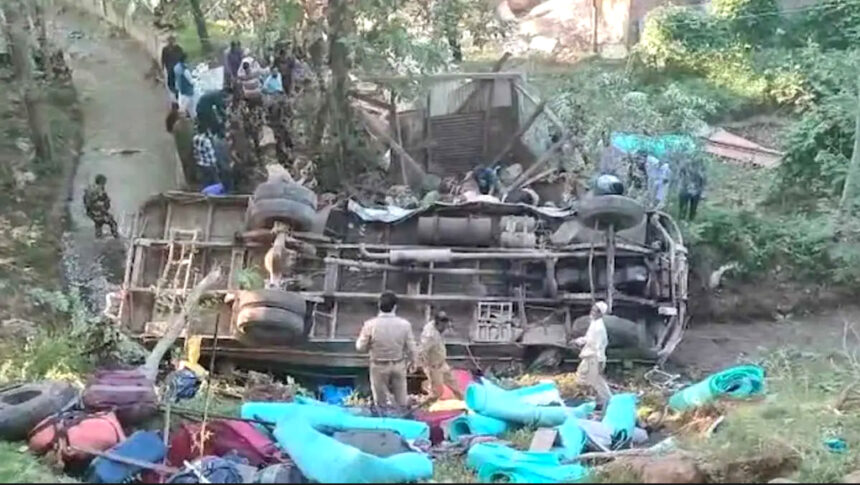 जम्मू-कश्मीर के बडगाम बड़ा हादसा; खाई में गिरी जवानों से भरी बस, चार की मौत, 31 घायल