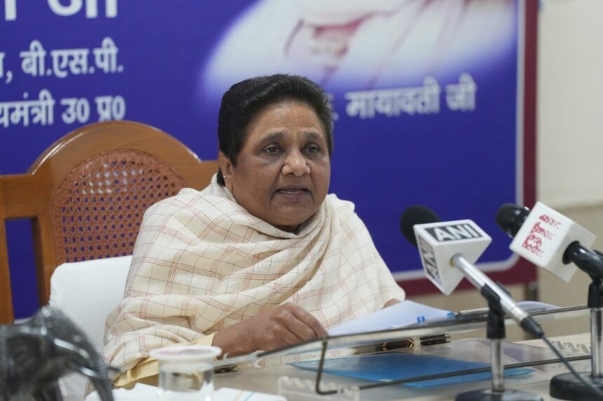 बसपा की चुनौतियां: मायावती ने क्यों बदली रणनीति और ‘बहुजन हिताय’ पर दिया जोर”