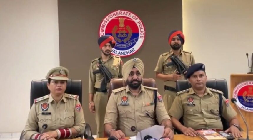 ऑटो रिक्शा चालक से 1,200 रुपये की लूट: जालंधर पुलिस ने दो आरोपियों को किया गिरफ्तार, हथियार बरामद”