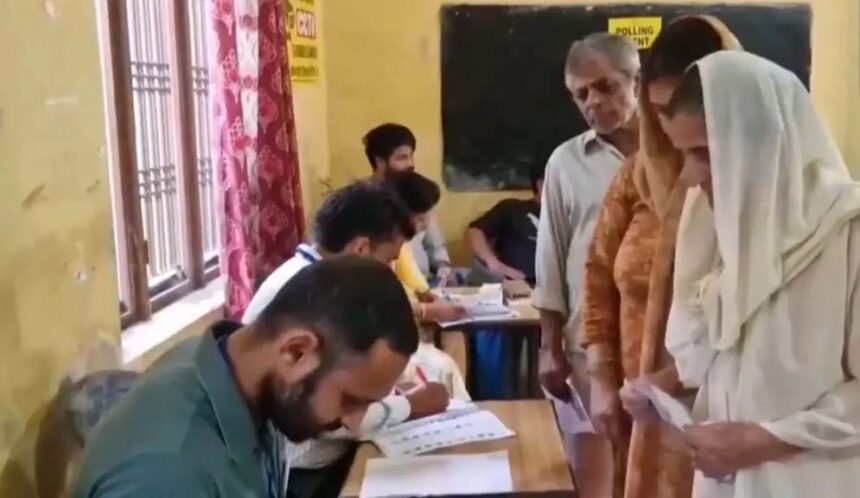 जम्मू-कश्मीर: दूसरे चरण का मतदान शुरू, बूथों पर दिखीं लंबी-लंबी लाइनें, उमर अब्दुल्ला समेत कई दिग्गज नेता मैदान में