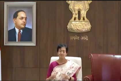 आतिशी ने दिल्ली मुख्यमंत्री पद का कार्यभार संभाला, बगल में एक और कुर्सी