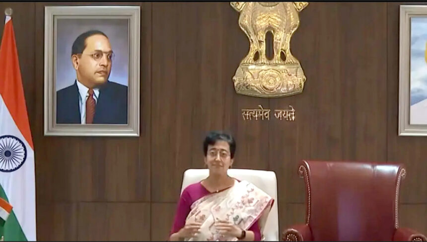 आतिशी ने दिल्ली मुख्यमंत्री पद का कार्यभार संभाला, बगल में एक और कुर्सी