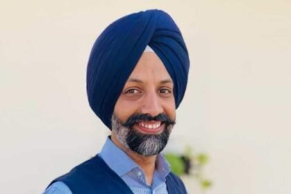 डेरा ब्यास के नए प्रमुख के रूप में जसदीप सिंह गिल की नियुक्ति, गुरिंदर सिंह ढिल्लों ने किया उत्तराधिकारी का ऐलान”**