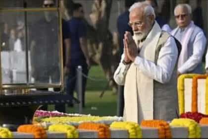 पीएम मोदी ने बापू की समाधि पर अर्पित की पुष्पांजलि