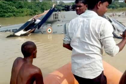 बिहार में एयरफोर्स का हेलिकॉप्टर क्रैश: पायलट ने कूदकर बचाई जान, बाढ़ राहत कार्य में जुटा था चौपर