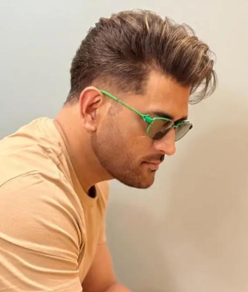 महेंद्र सिंह धोनी के नए लुक ने इंटरनेट का बढ़ा दिया पारा,चेहरे से नहीं हटेगी नजर 