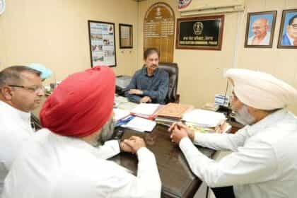 पंजाब चुनाव आयोग को AAP का प्रतिनिधिमंडल: सरपंच चुनावों में बोली लगाने की शिकायत पर कार्रवाई की मांग”