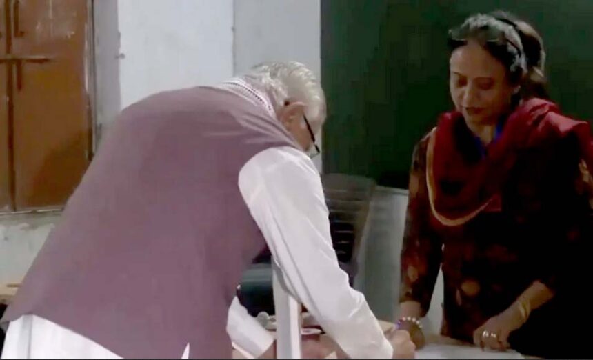 हरियाणा की 90 विधानसभा सीटों पर वोटिंग शुरू, मनोहर लाल खट्टर ने डाला पहला वोट
