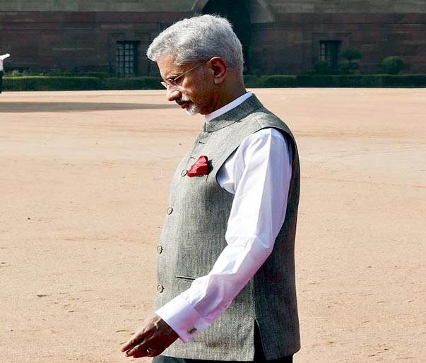 9 साल बाद पाकिस्तान में उतरा भारत का प्लेन : जयशंकर के साथ मीटिंग के लिए बेकरार शहबाज!
