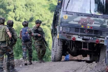 जम्मू-कश्मीर के अखनूर में सेना के वाहन पर आतंकियों का हमला