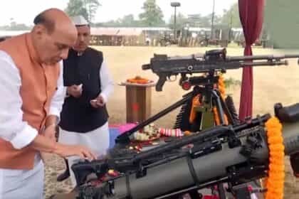 विजयादशमी पर्व: राजनाथ सिंह ने जवानों के साथ की शस्त्र पूजा, PM मोदी-शाह ने दी शुभकामनाएं