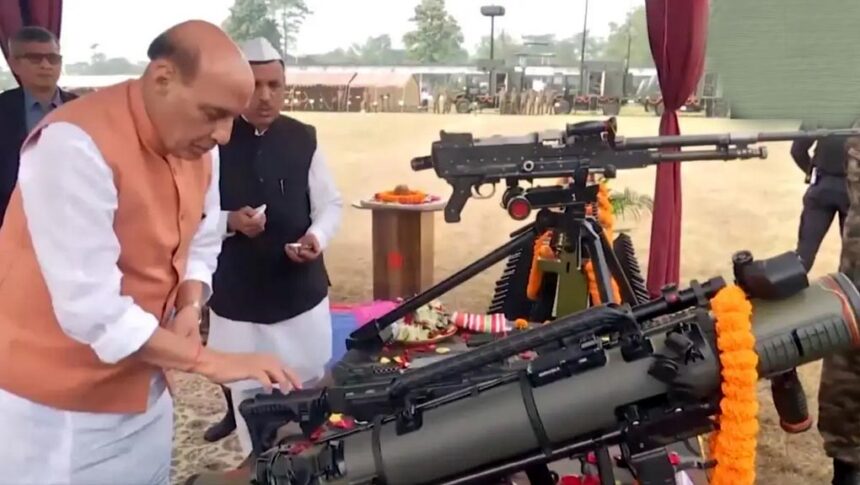 विजयादशमी पर्व: राजनाथ सिंह ने जवानों के साथ की शस्त्र पूजा, PM मोदी-शाह ने दी शुभकामनाएं
