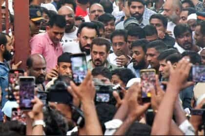 कड़ी सुरक्षा के बीच बाबा सिद्दीकी को श्रद्धांजलि देने उनके घर पहुंचे अभिनेता सलमान खान