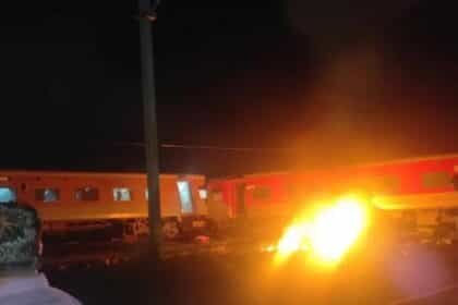 बड़ा ट्रेन हादसा: तिरुवल्लूर में एक्सप्रेस और मालगाड़ी के बीच टक्कर, 2 डिब्बों में लगी आग, 6 पटरी से उतरे