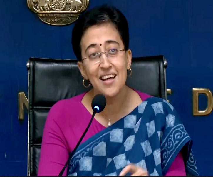 हम बंगलों में रहने के लिए नहीं आये, सड़क पर बैठकर भी सरकार चलाएंगे-मुख्यमंत्री आतिशी