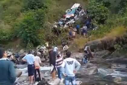 उत्तराखंड के अल्मोड़ा में बड़ा बस हादसा: 28 यात्रियों की मौत और कई घायल,राहत में जुटी SDRF की टीम
