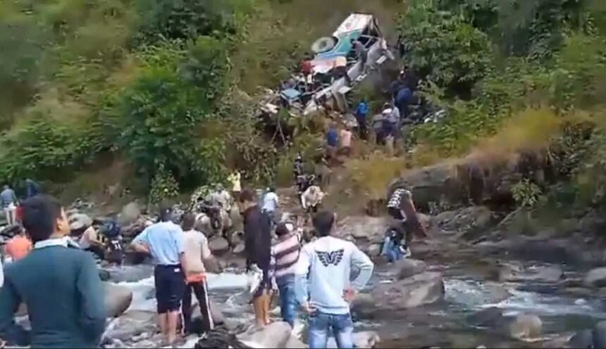 उत्तराखंड के अल्मोड़ा में बड़ा बस हादसा: 28 यात्रियों की मौत और कई घायल,राहत में जुटी SDRF की टीम