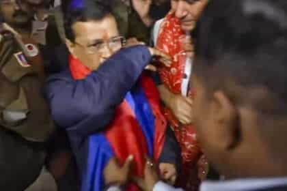 पदयात्रा के दौरान व्यक्ति ने अरविंद केजरीवाल पर फेंका पानी, आप ने बताया हमला