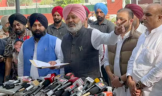हरियाणा विधानसभा की नई इमारत पर सियासत : पंजाब के मंत्री हरपाल सिंह चीमा और हरजोत बैंस ने गवर्नर को साैंपा ज्ञापन