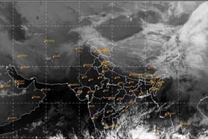उत्तर भारत में कड़ाके की ठंड शुरू: पहाड़ों पर बर्फबारी, कोहरे की चेतावनी से बढ़ी मुश्किलें**