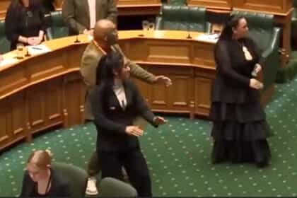  न्यूजीलैंड: पार्लियामेंट महिला सांसद ने अनूठे अंदाज में किया विरोध, बिल फाड़ कर करने लगी हाका, देखें वीडियो